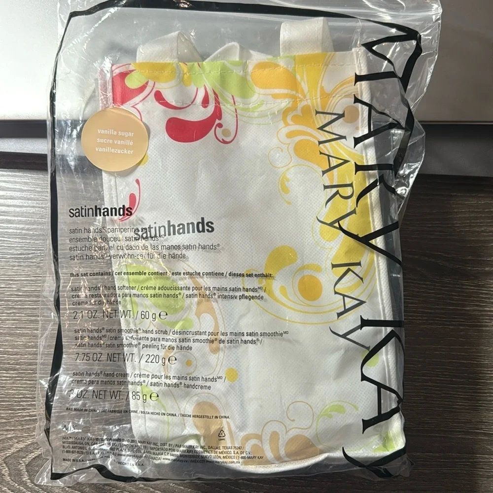 MARY KAY SATIN HANDS SET in Vanilla Sugar